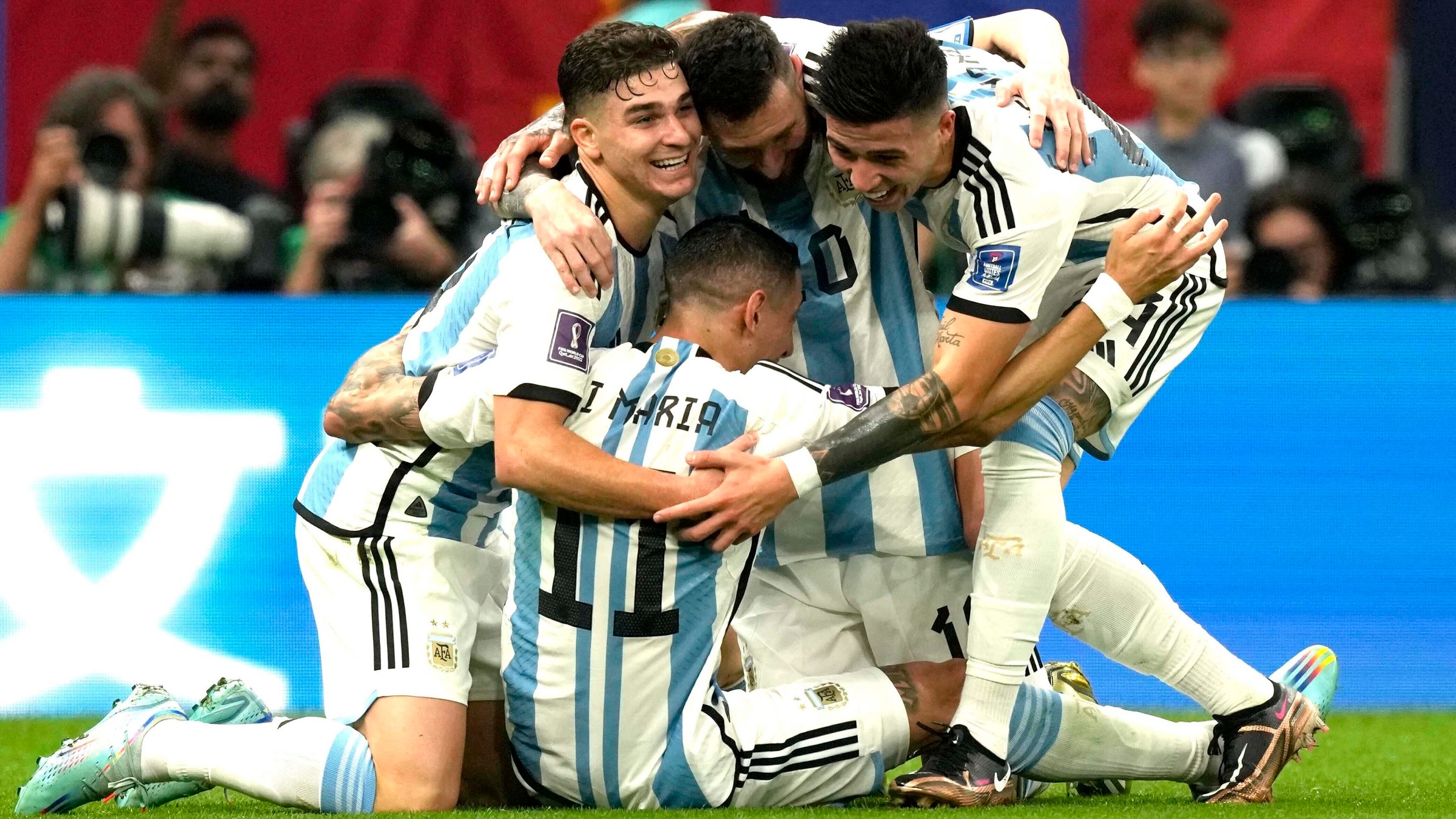 Futbalisti Argentíny sa tešia po strelenom góle vo finále Argentína - Francúzsko na MS vo futbale 2022. Zápas sledovalo na celom svete vyše 1,4 miliardy divákov.