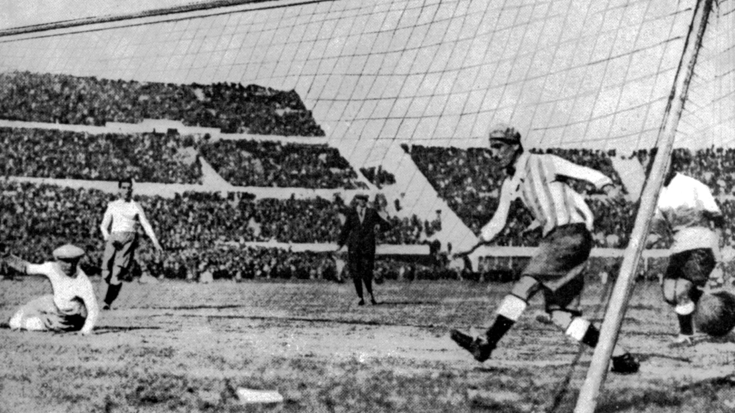 Momentka z finále MS 1930 medzi Uruguajom a Argentínou, domáci vyhrali 4:2 a získali titul.
