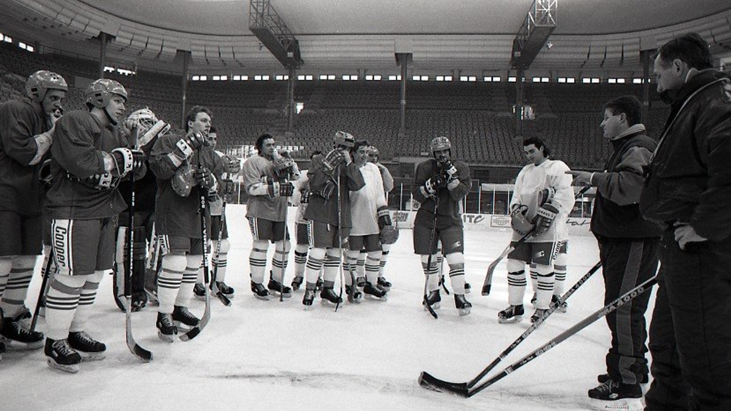 Prvý tréning slovenskej hokejovej reprezentácie vo februári 1993, vpravo tréner Július Šupler s asistentom Dušanom Žiškom.