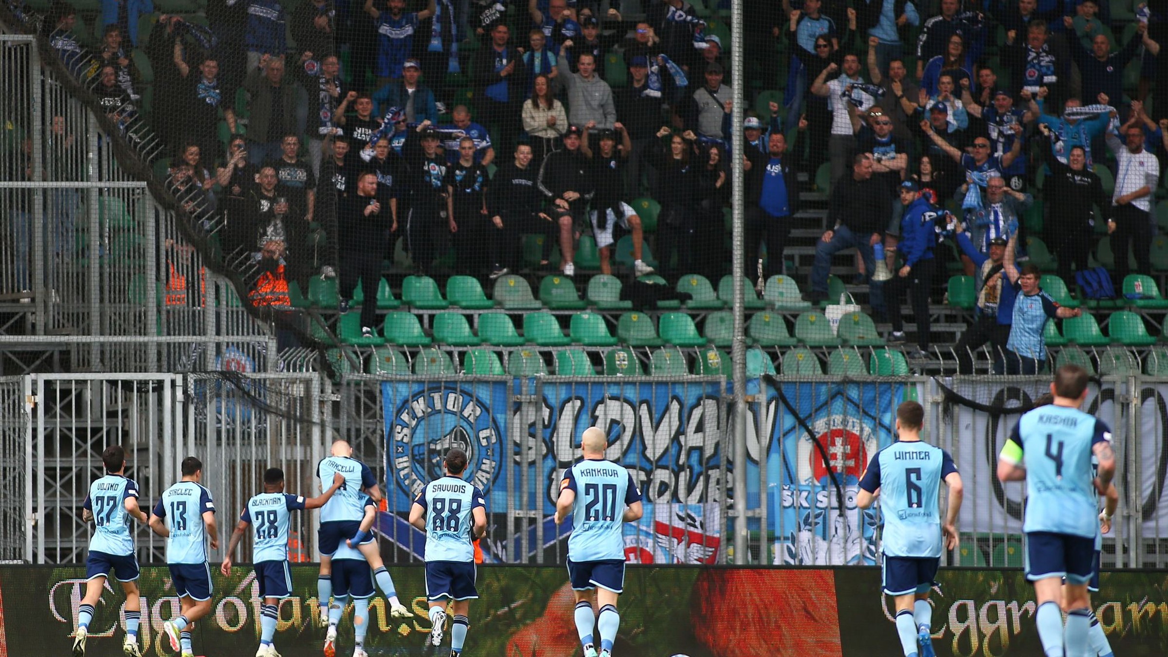 Gólová radosť hráčov a fanúšikov Slovana Bratislava.