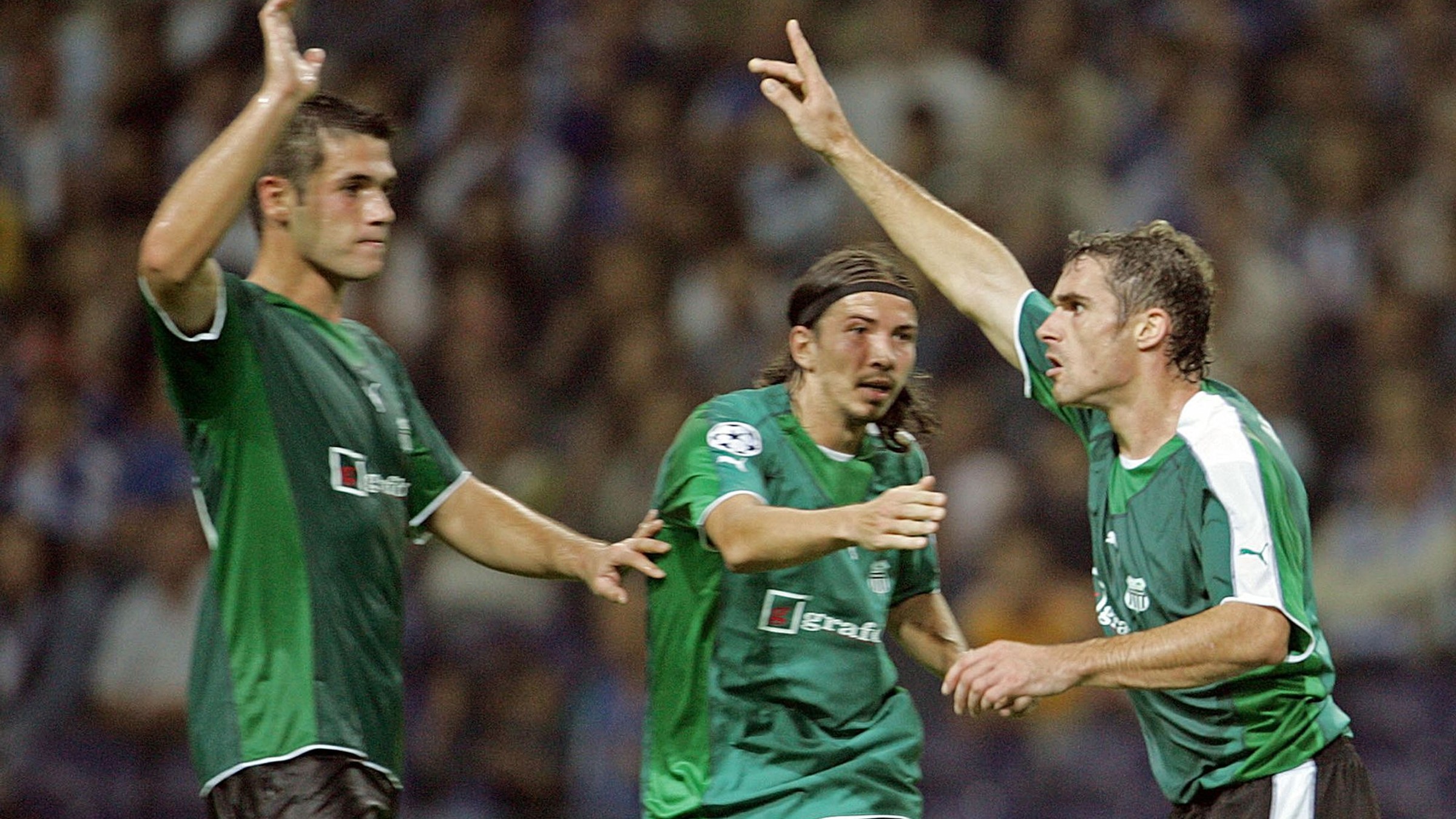 Branislav Fodrek, Aleš Urbánek a Peter Petráš (zľava) oslavujú gól na 1:2 v zápase Ligy majstrov FC Porto - Artmedia Petržalka. 