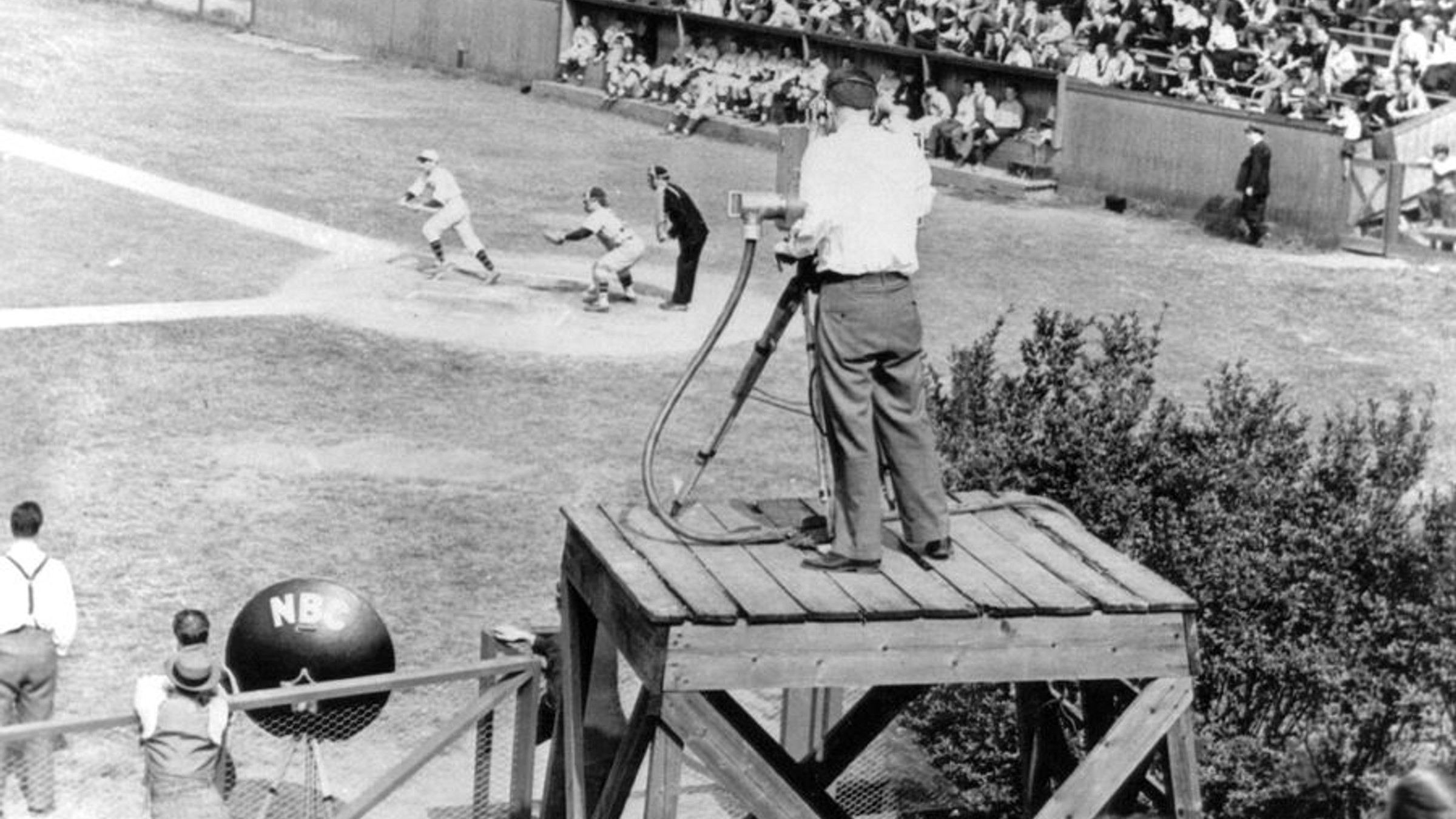 Momentka z bejzbalového zápasu, v ktorom 17. mája 1939 zdolali Princeton Tigers Columbiu Lions 2:1. Duel snímala jediná kamera na vyvýšenom drevenom pódiu a televízia NBC ho vysielala na experimentálnej stanici W2XBS.