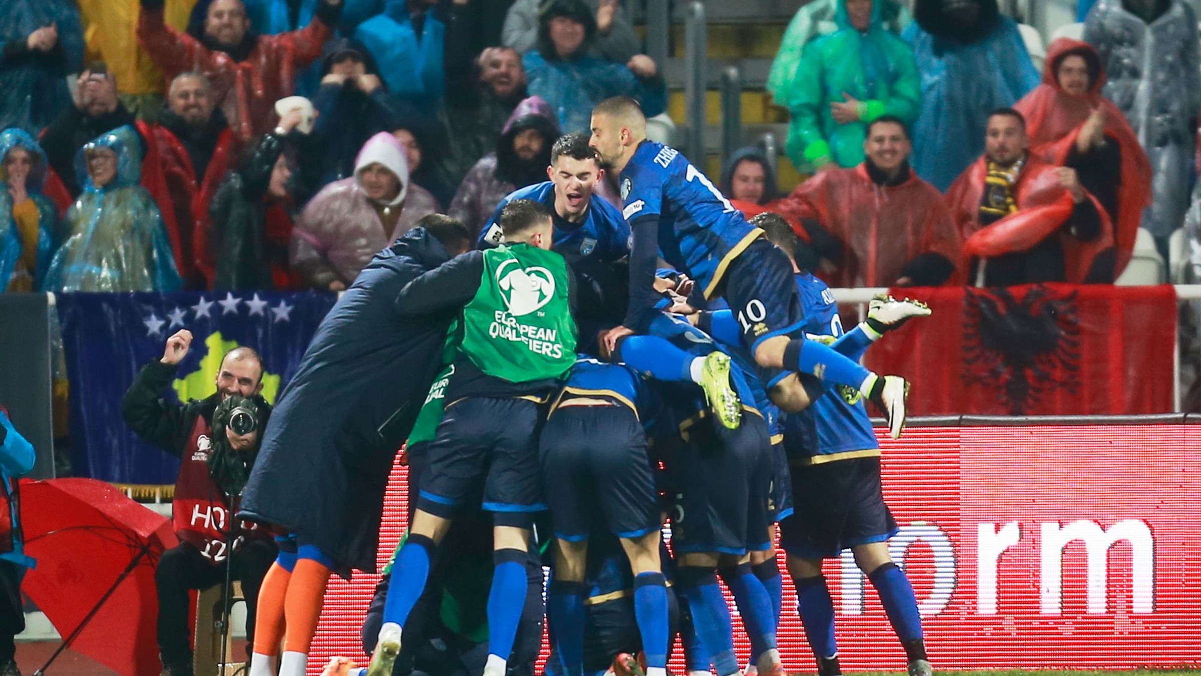 Futbalisti Kosova oslavujú gól v zápase kvalifikácie MS 2026 proti Švajčiarsku.