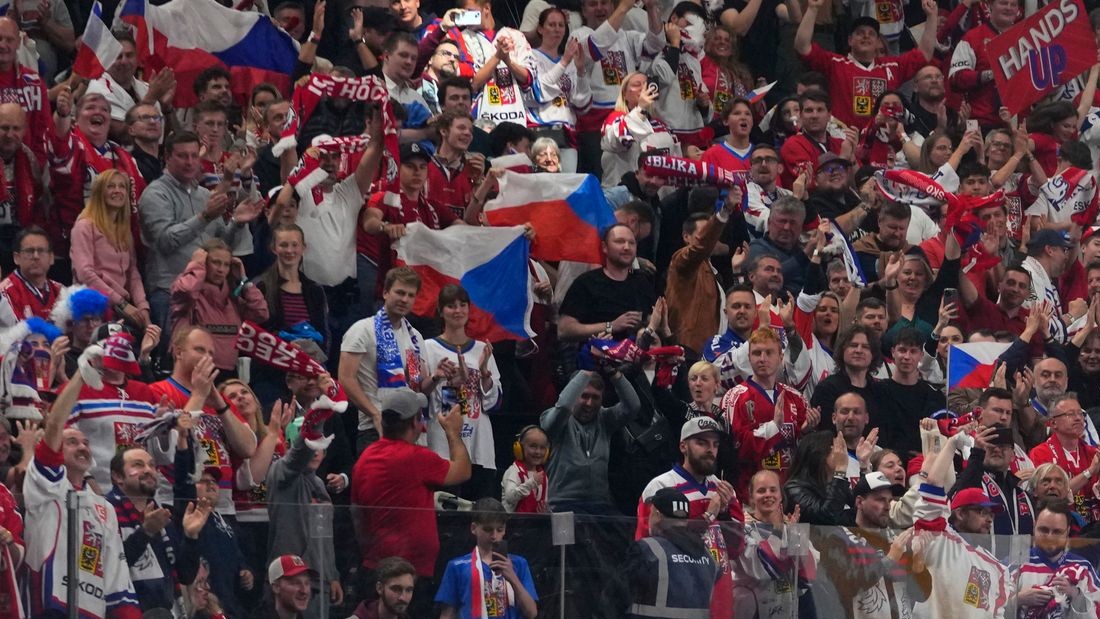 Českí fanúšikovia sú spokojní. Hokejisti majú zaručený postup, šampionát útočí na rekordy