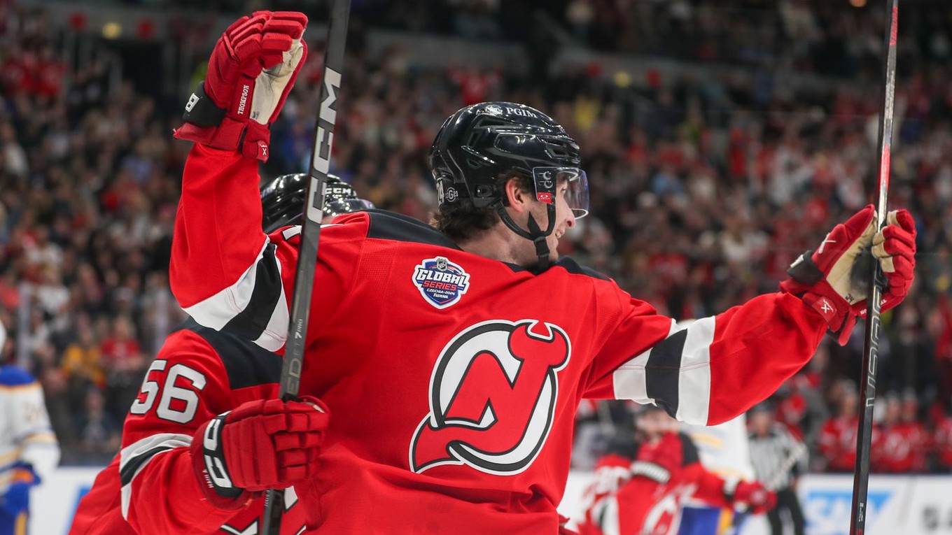 Obranca NJ Devils Seamus Casey oslavuje premiérový gól v NHL.