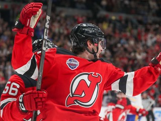 Obranca NJ Devils Seamus Casey oslavuje premiérový gól v NHL.