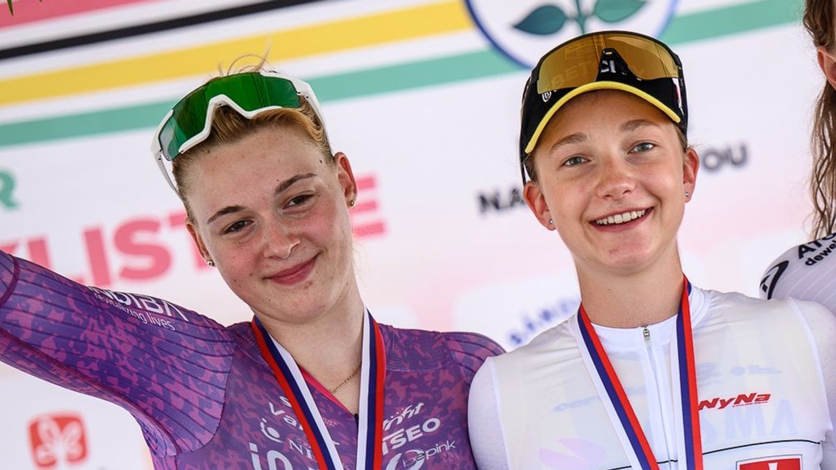 Slovenské cyklistky Nora Jenčušová (vľavo) a Viktória Chladoňová. 
