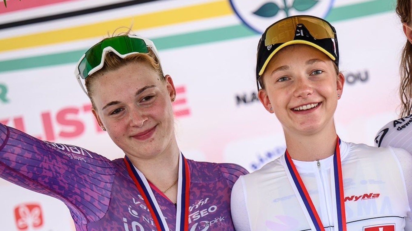 Slovenské cyklistky Nora Jenčušová (vľavo) a Viktória Chladoňová. 