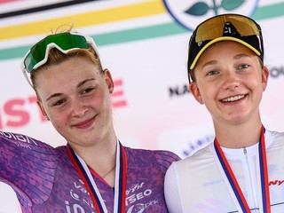 Slovenské cyklistky Nora Jenčušová (vľavo) a Viktória Chladoňová. 
