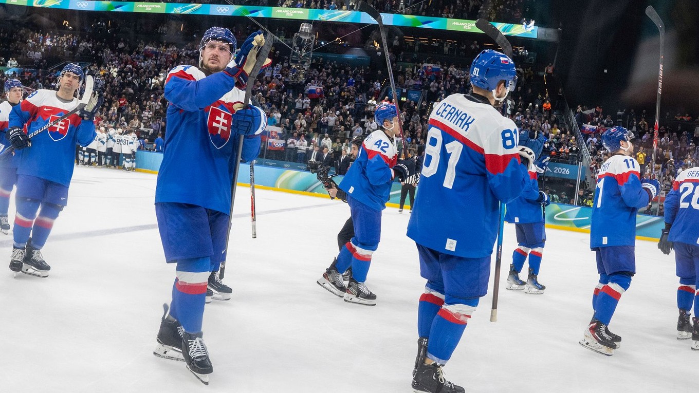 Slovenskí hokejisti ďakujú divákom po prehre 1:6 v zápase o 3. miesto Slovensko - Fínsko.