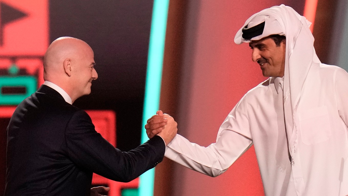 Súčasný prezident FIFA Gianni Infantino s katarským emirom Tamim bin Hamadom Al Thanim.