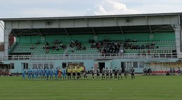 Nástup hráčov pred zápasom Rimavská Sobota - Slávia TU Košice. 