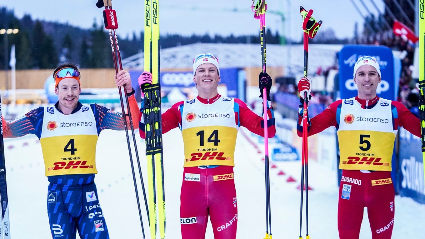 Nórsky bežec na lyžiach Johannes Hösflot Kläbo sa stal víťazom skiatlonu na 20 km.