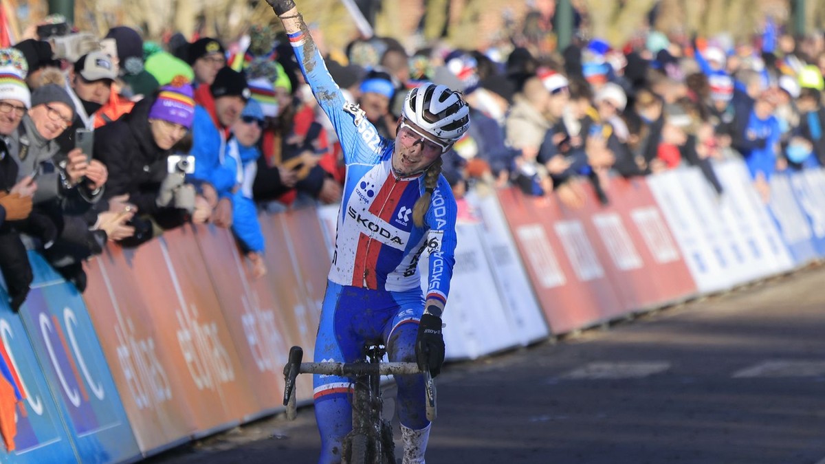 Cyclocross World Championship 2025: Czech Bukovska’s Premature Celebration Costs Silver