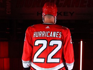 Dresy Caroliny Hurricanes k 25. výročiu pôsobenia v NHL.