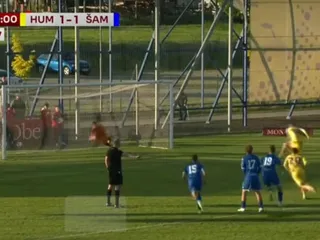 Erik Streňo zahadzuje dôležitý pokutový kop.