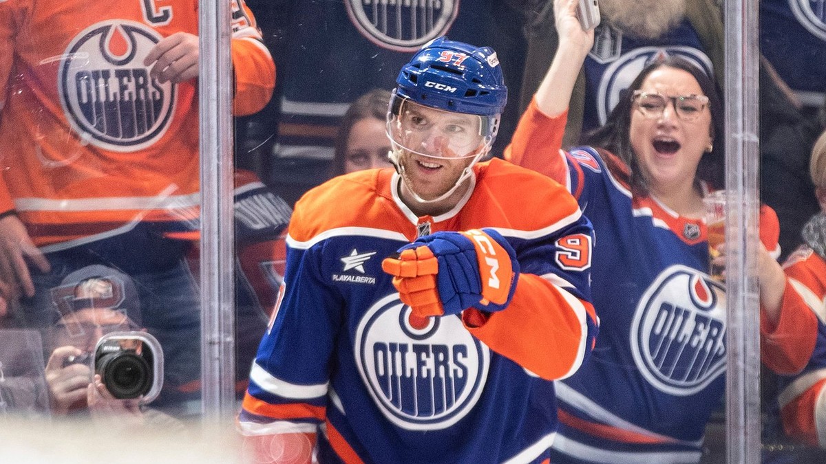 Odsunul Šťastného, prevalcoval Crosbyho. McDavid má 1000 bodov, patrí k najlegendárnejším
