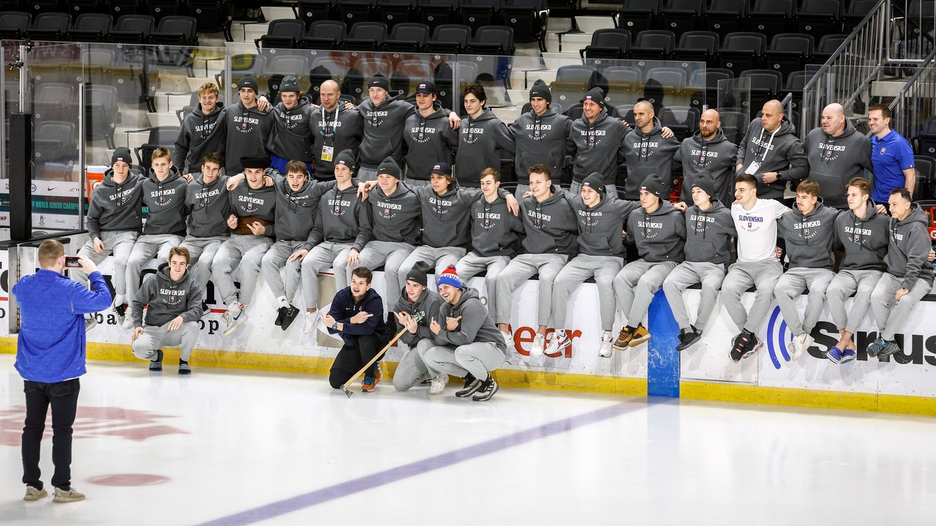 Slovenskí hokejisti pózujú pre spoločnú fotografiu po tom, ako im zrušili MS hráčov do 20 rokov.