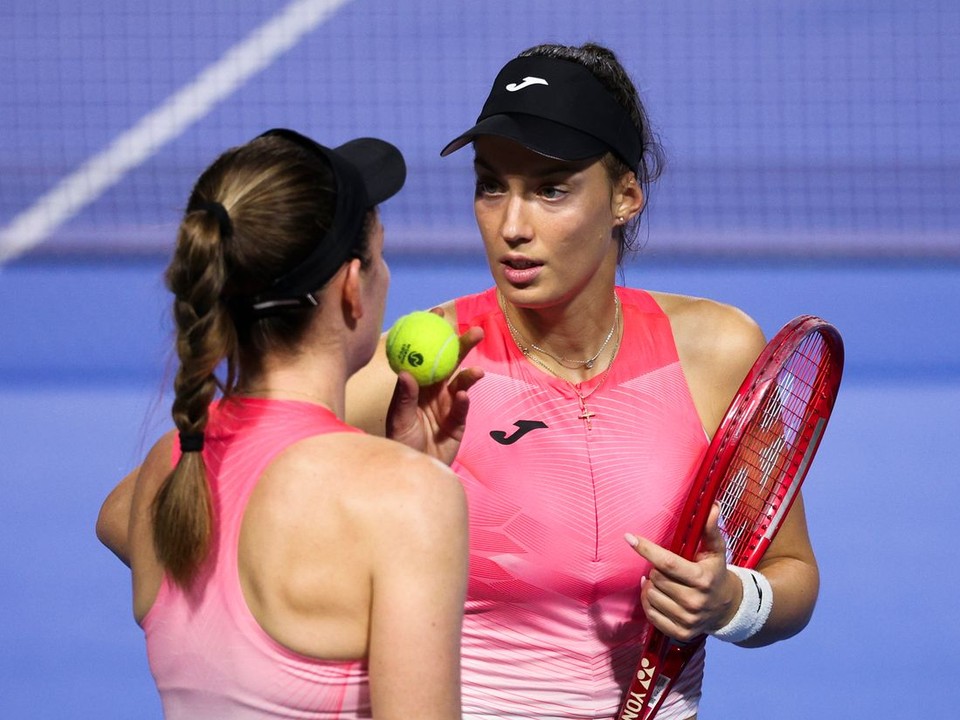 Slovenská tenistka Tereza Mihalíková s Britkou Oliviou Nichollsovou. 