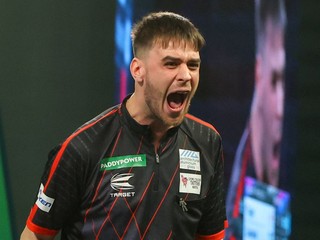 Radostné gesto anglického šípkara Doma Taylora počas MS 2026.