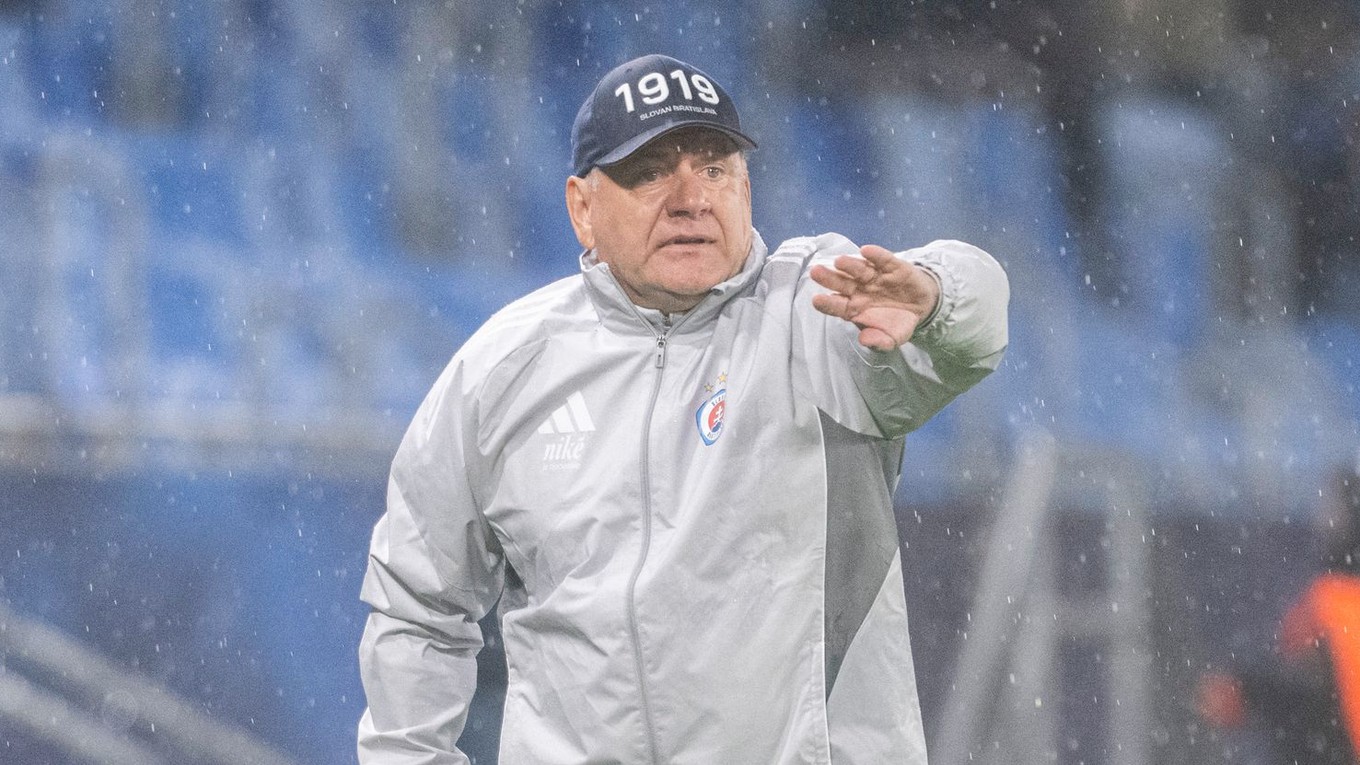 Na snímke tréner futbalistov Slovana Vladimír Weiss st. v prvom zápase play-off Európskej ligy UEFA 2025/26 ŠK Slovan Bratislava - BSC Young Boys vo štvrtok 21. augusta 2025 v Bratislave.