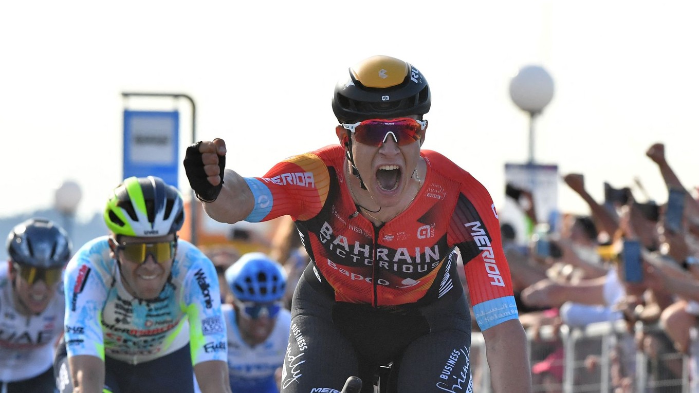 Taliansky cyklista Jonathan Milan vyhráva etapu na Giro d'Italia.