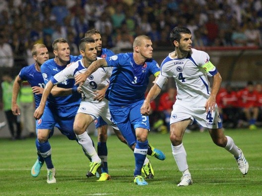 V popredí kapitáni mužstiev Martin Škrtel a Emir Spahič v kvalifikačnom zápase Bosna a Hercegovina - Slovensko 0:1 (0:0). Zenica, 6. septembra 2013.

