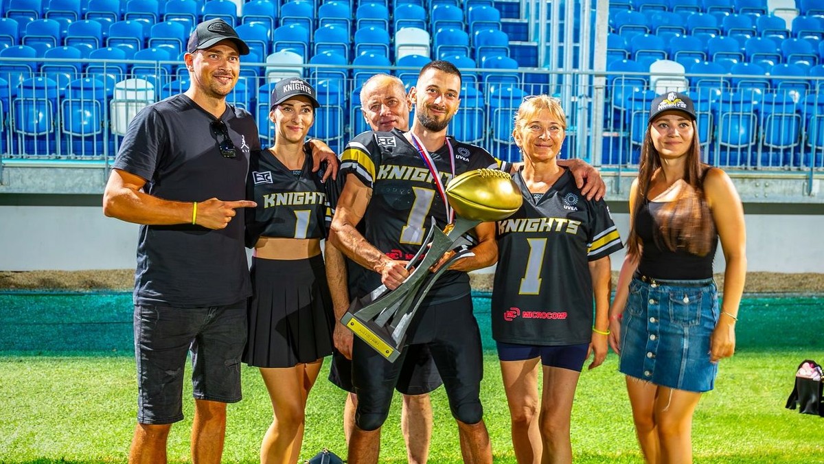 Hráč tímu Nitra Knights Ľuboš Paprčka pózuje s trofejou pre víťazov Czech Bowlu.