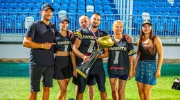 Hráč tímu Nitra Knights Ľuboš Paprčka pózuje s trofejou pre víťazov Czech Bowlu.