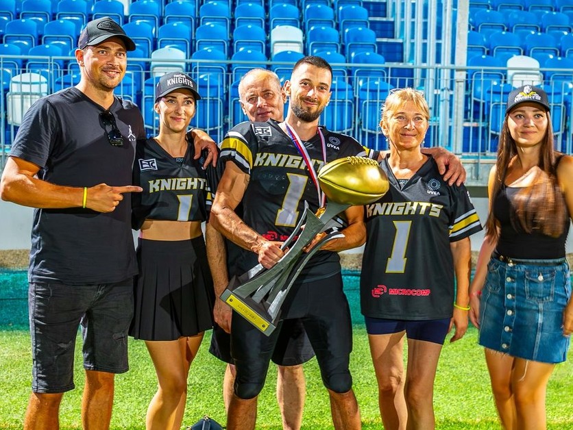 Hráč tímu Nitra Knights Ľuboš Paprčka pózuje s trofejou pre víťazov Czech Bowlu.