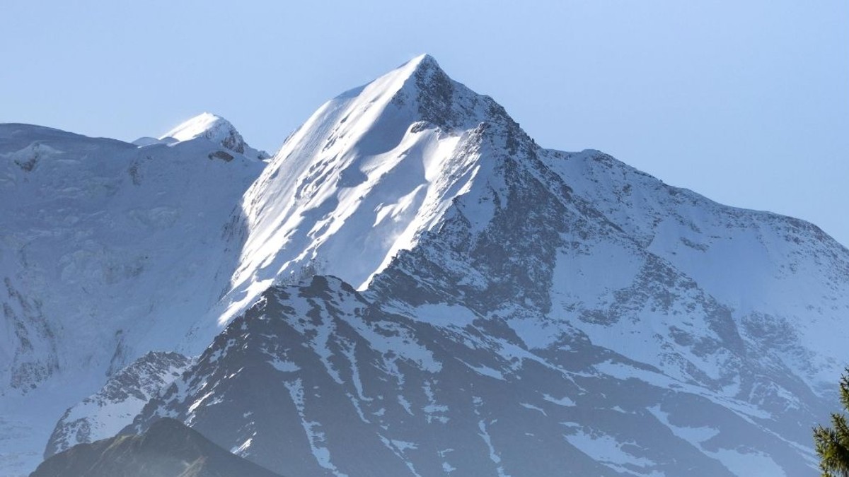 Dvojica argentínskych horolezcov sa vo štvrtok zrútila zo skalnej steny v masíve Mont Blancu.