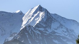 Dvojica argentínskych horolezcov sa vo štvrtok zrútila zo skalnej steny v masíve Mont Blancu.