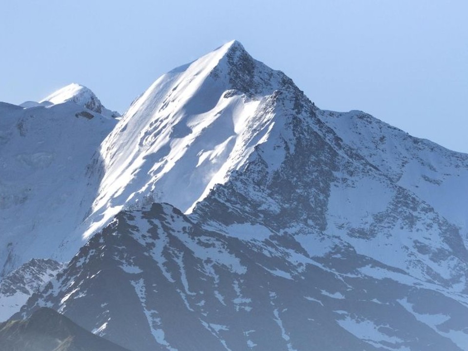 Dvojica argentínskych horolezcov sa vo štvrtok zrútila zo skalnej steny v masíve Mont Blancu.