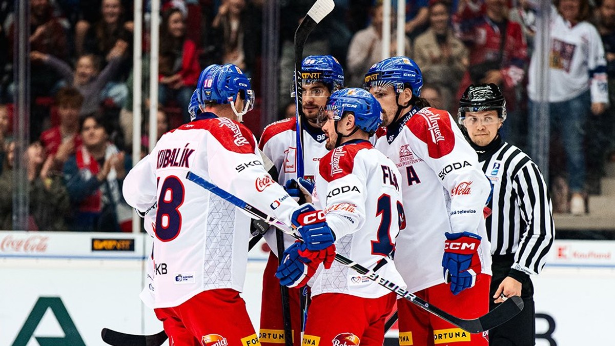Českí hokejisti oslavujú gól.
