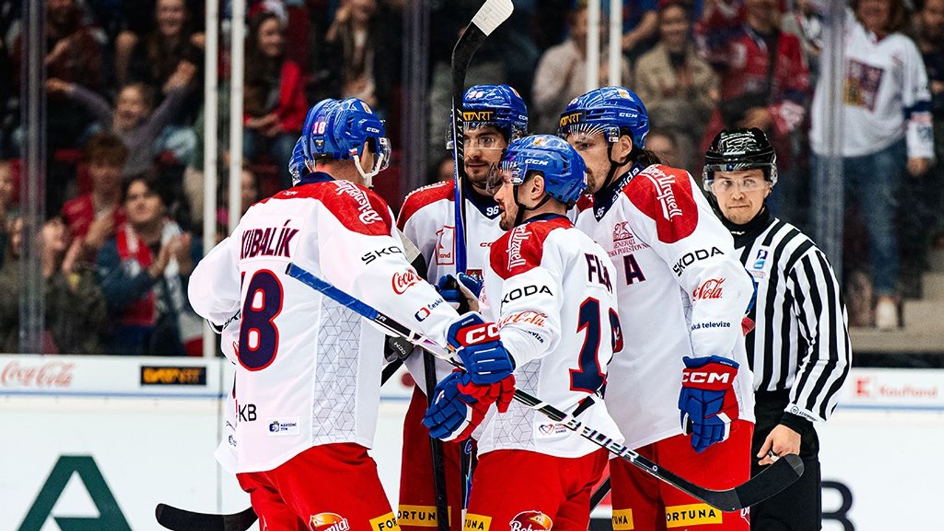 Českí hokejisti oslavujú gól.