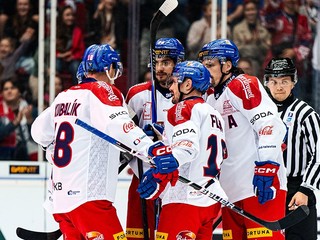 Českí hokejisti oslavujú gól.