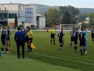 Hráči Popradu postávajú pri postrannej čiare na protest proti nariadenej penalte.