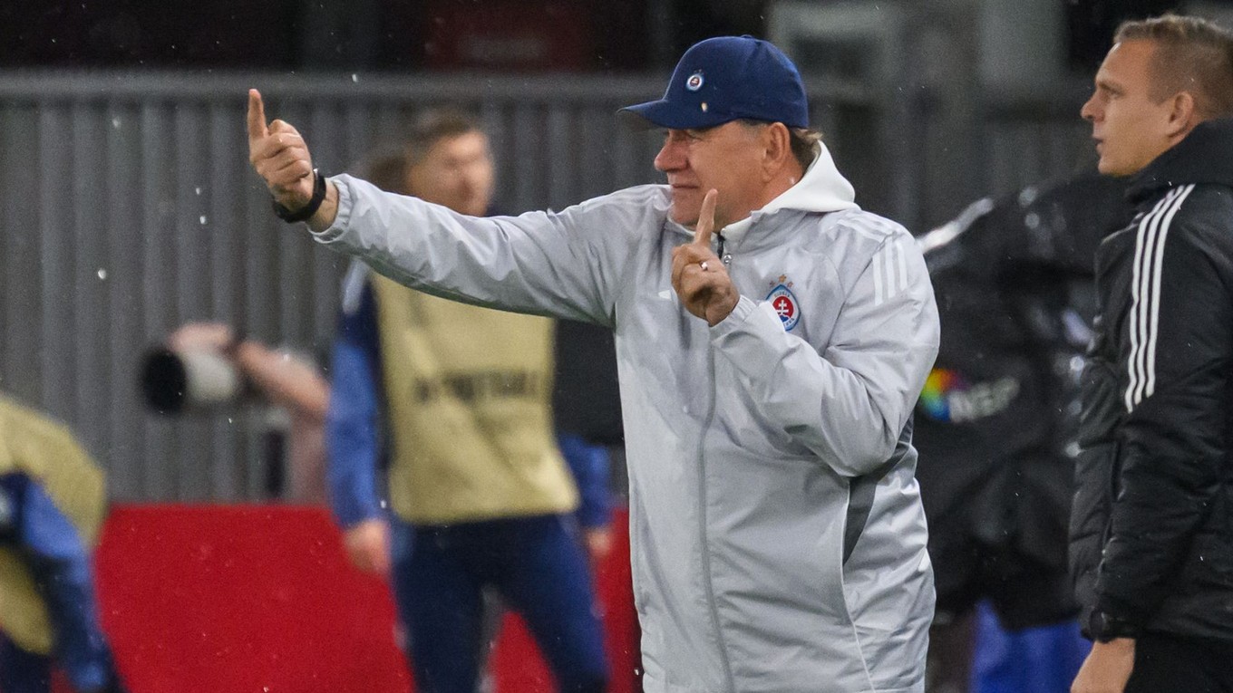 Na snímke tréner Slovana Vladimír Weiss st. gestikuluje počas zápasu 2. kola ligovej fázy Konferenčnej ligy vo futbale AZ Alkmaar - ŠK Slovan Bratislava.