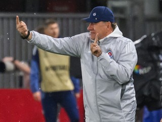 Na snímke tréner Slovana Vladimír Weiss st. gestikuluje počas zápasu 2. kola ligovej fázy Konferenčnej ligy vo futbale AZ Alkmaar - ŠK Slovan Bratislava.