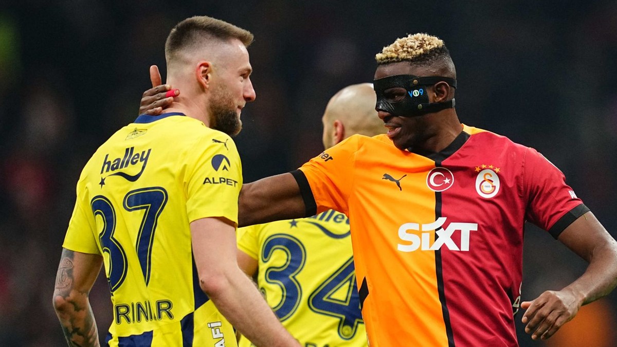 Milan Škriniar a Victor Osimhen počas zápasu Galatasaray - Fenerbahce. 