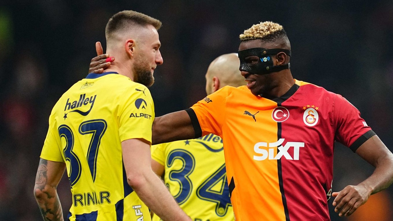 Milan Škriniar a Victor Osimhen počas zápasu Galatasaray - Fenerbahce. 