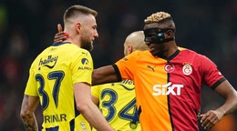 Milan Škriniar a Victor Osimhen počas zápasu Galatasaray - Fenerbahce. 