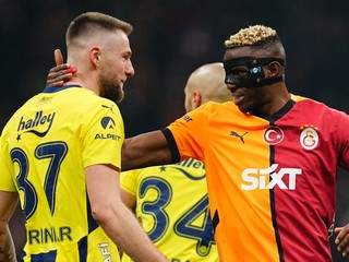 Milan Škriniar a Victor Osimhen počas zápasu Galatasaray - Fenerbahce. 