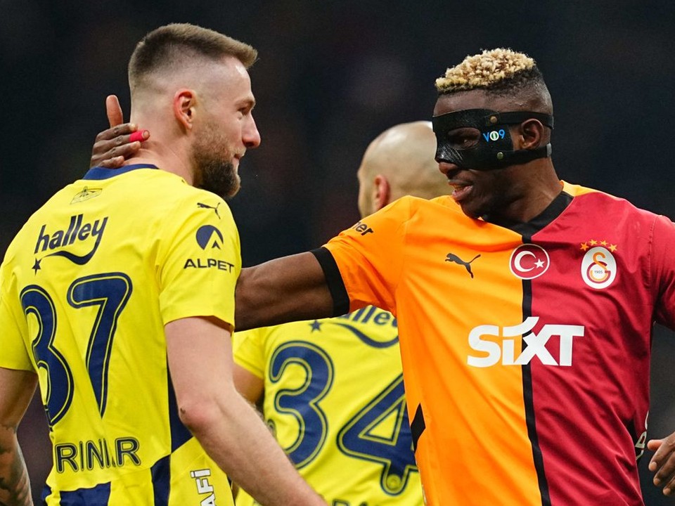 Milan Škriniar a Victor Osimhen počas zápasu Galatasaray - Fenerbahce. 