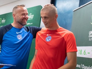 Tréner slovenskej futbalovej reprezentácie do 19 rokov Albert Rusnák st. a slovenský kapitán Timotej Jambor.