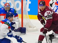 Zľava brankár Samuel Hlavaj, Peter Cehlárik a Eduards Tralmaks v zápase Slovensko - Lotyšsko v skupine B na MS v hokeji 2024.