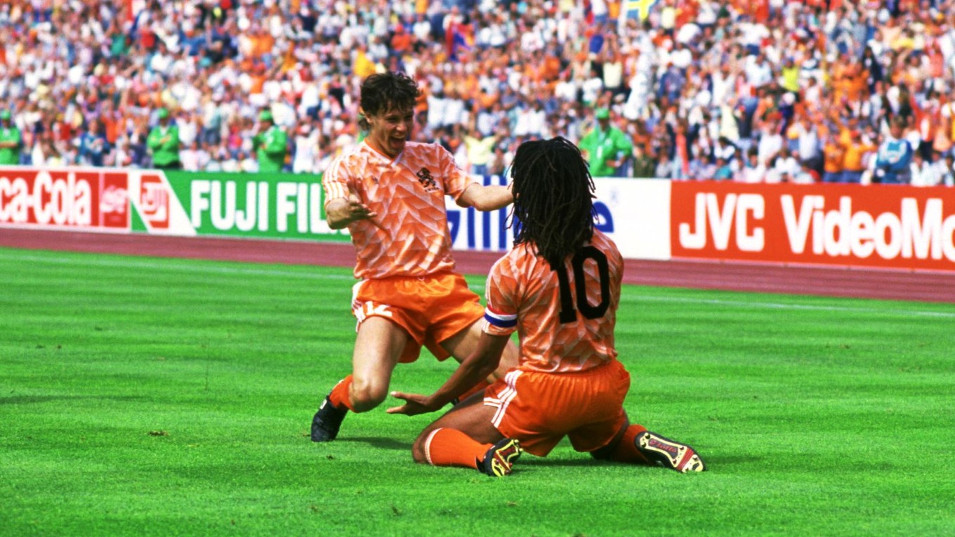 Marco Van Basten a Ruud Gullit oslavujú gól proti Sovietskemu zväzu na ME 1988