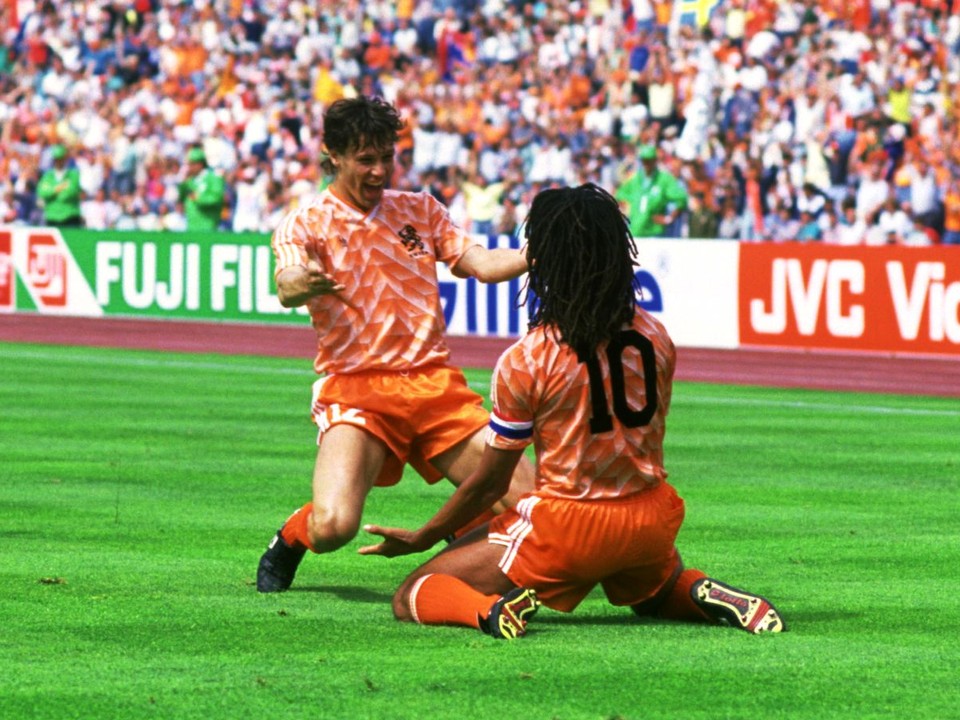 Marco Van Basten a Ruud Gullit oslavujú gól proti Sovietskemu zväzu na ME 1988