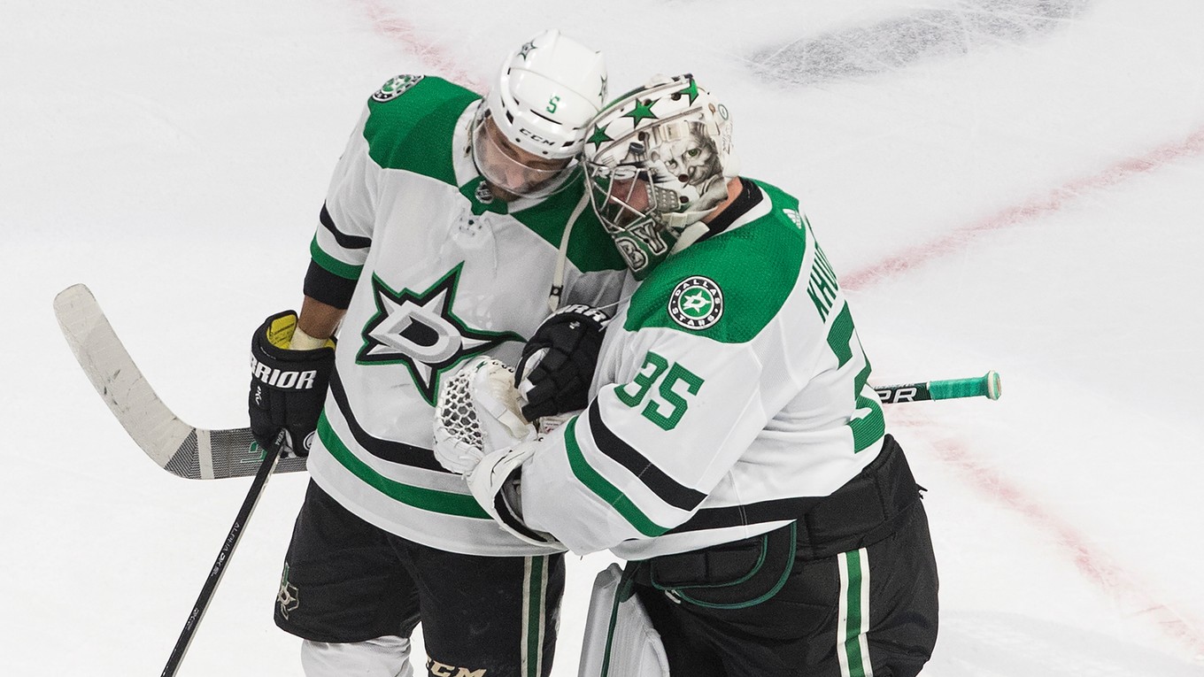 Slovenský obranca Andrej Sekera (vľavo) a brankár Anton Chudobin.