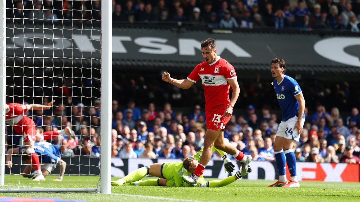 Dávid Strelec oslavuje gól do siete Ipswichu.